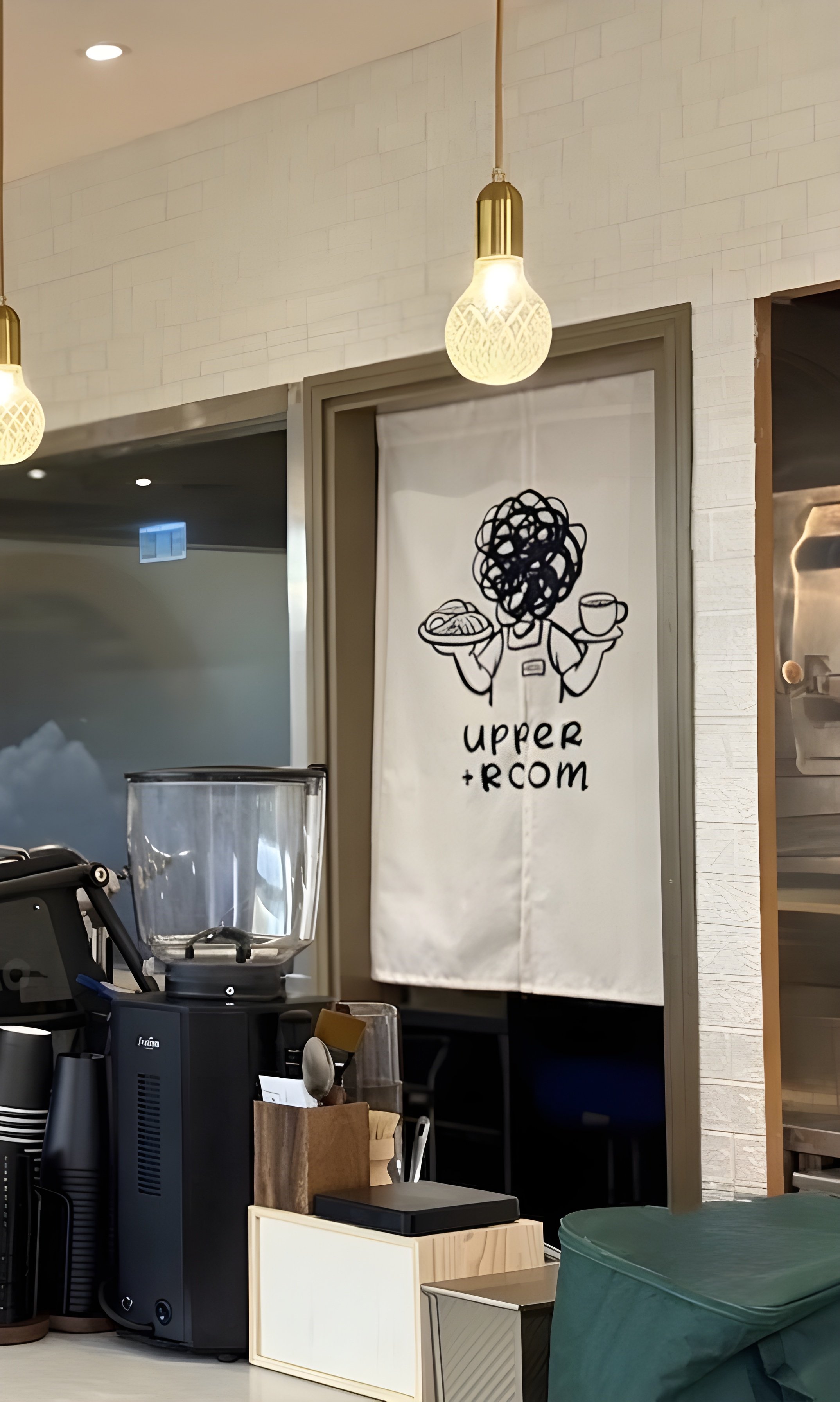 柔和晨光中陶瓷杯裏的拿鐵拉花